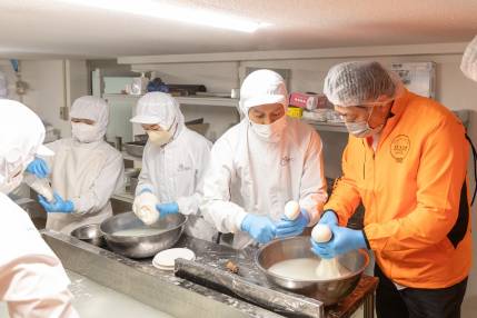 4月17日初開催・ディナーで職人がモッツァレラチーズ作り実演！宮城県産生乳100％使用チーズをアミューズに