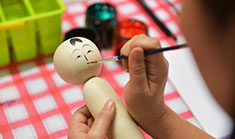 作並系こけしの絵付け