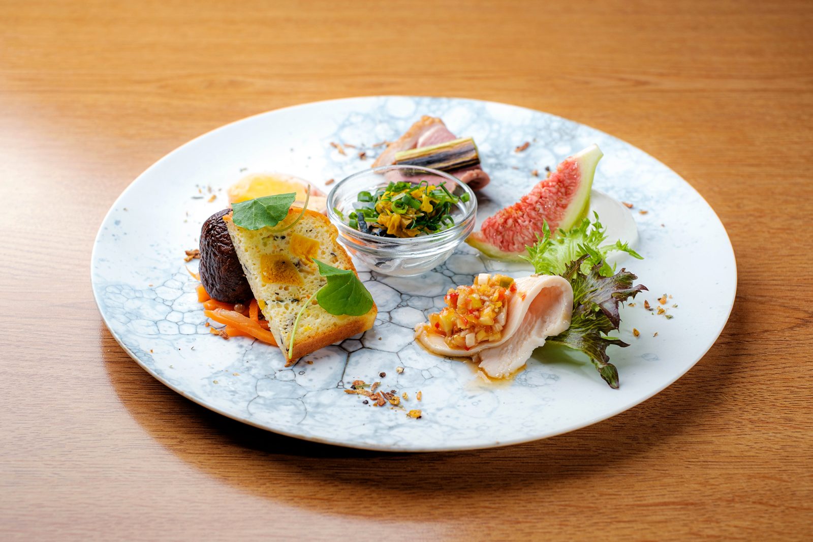 オードブル盛り合わせ ・とら河豚の皮と季節の野菜のポン酢仕立 ・モッツァオさんのチーズと秋の果物 ・森林どり油林鶏 ・さつま芋のテリーヌシトラス風味 ・岩手たのはた鴨和風ロースト ・栗 椎茸 南瓜の人参のケークサレ ・秋の野菜のマリネ
